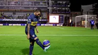 Carlos Tevez mengontrol bola selama perkenalan sebagai pemain baru Boca Juniors di stadion Buenos Aires, Argentina (13/7/2015). Tevez secara resmi berkostum Boca Junior dengan mahar 6,5 juta euro, dari Juventus. (REUTERS/Marcos Brindicci)