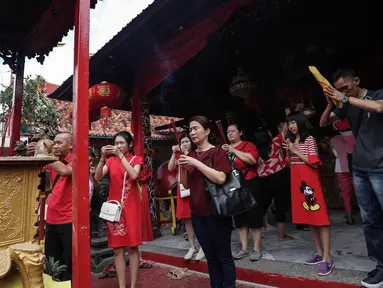 Warga keturunan Tionghoa bersembahyang pada perayaan Tahun Baru Imlek 2570 di Vihara Boen Tek Bio, Pasar Lama, Tangerang, Selasa (5/2). Tahun Baru Imlek 2570 digunakan warga keturunan Tionghoa untuk memanjatkan doa yang baik. (Liputan6.com/Fery Pradolo)