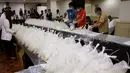 Petugas menata barang bukti penyelundupan narkoba di Kantor Biro Investigasi Nasional Filipina, Senin (29/5). Petugas Filipina menyita 600 kilogram metamfetamin yang diselundupkan dari China dengan nilai sekitar USD 121,4 juta. (AP Photo/Aaron Favila)