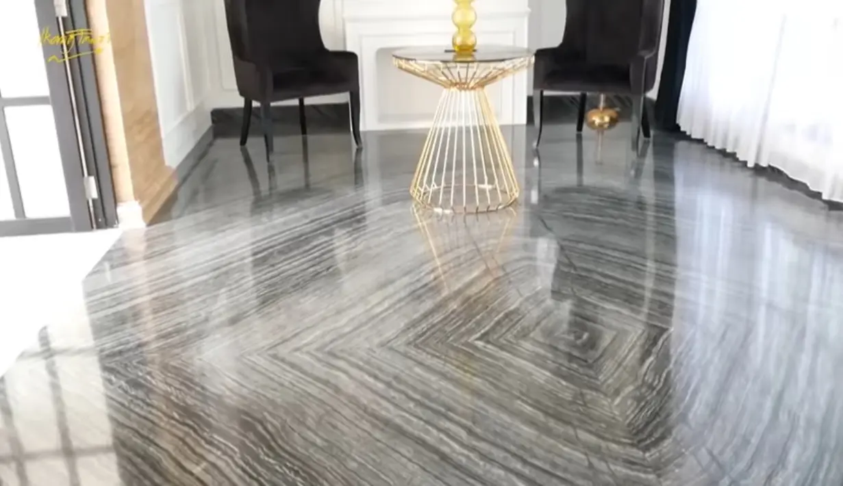 Rumah dengan warna hitam putih itu lantai dan beberapa dinding menggunakan marmer. Rumah ini dibangun dengan luas tanah 1300 meter di kawasan Cibubur. [Youtube/Ikang Fawzi Official]