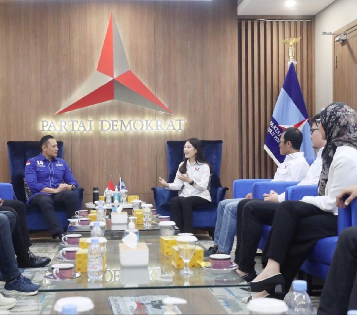Angela yang juga merupakan Ketua Desk Pilkada Partai Perindo ini didampingi pula oleh Sekretaris Jenderal DPP Partai Perindo Ahmad Rofiq dan Ketua DPP Partai Perindo Bidang Hukum dan HAM Tama S Langkun serta Ketua DPP Bidang Pengembangan Kedewanan Yusuf L