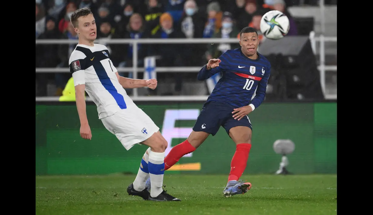 Prancis sukses menambah keunggulan 10 menit berselang. Kali ini giliran Mbappe sendiri yang mencatatkan namanya di papan skor. Tembakan melengkung bomber PSG itu tak mampu dijangkau kiper Finlandia. (AFP/Franck Fife)