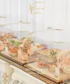Jenis hantaran angsal-ungsul midodareni yang diberikan pihak Erina untuk keluarga Kaesang pun berisi deretan makanan yang dihias begitu elegan. [Foto: Handtaran.Dok]
