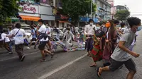 Pengunjuk rasa memberi hormat tiga jari selama demonstrasi menentang kudeta militer di Yangon (3/6/2021). Pasukan keamanan telah membunuh 840 orang sejak kudeta, menurut angka dari aktivis yang dikutip oleh PBB. Junta mengatakan sekitar 300 orang telah tewas. (AFP/STR)