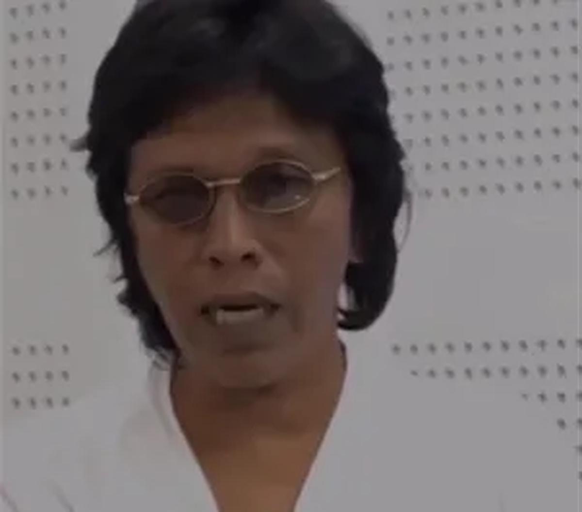 "Kumpul-kumpul keluarga itu kan selalu jadi ajang orang untuk bercerita tentang prestasi anaknya. Misalnya 'eh itu si Arini naik kelas loh juara sekian sekian, Adian gimana? Pindah, diberhentiin'," ujarnya.<br>