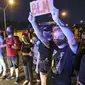 Demonstran di tempat kejadian meninggalnya pria kulit hitam di Atlanta, AS. (AP/ Ben Gray)