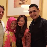 Asmirandah dan kedua orang tuanya (Faceboo/Fans Jonas Rivanno)