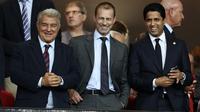 Presiden FC Barcelona, Joan Laporta (Kiri), Presiden UEFA, Aleksander Ceferin (tengah), dan Nasser Al-Khelaifi, presiden Paris Saint-Germain (PSG) menghadiri pertandingan Phase League match ke-2 Liga Champions antara FC Barcelona dan Paris Saint-Germain (PSG) di Estadi Olimpic Lluis Companys di Barcelona, ​​pada 1 Oktober 2025. (Josep LAGO/AFP)