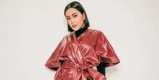 Denada hingga kini masih terus mendampingi buah hatinya, Aisyah, berjuang melawan kanker darah atau Leukimia. Keduanya masih berada di Singapura untuk menjalani pengobatan Aisyah, yakni kemoterapi. (Instagram/denadaindonesia)