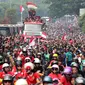 Bus yang ditumpangi Timnas Indonesia U-22 melewati Jalan Jenderal Sudirman saat pawai kontingen Indonesia untuk SEA Games 2023 yang bertajuk Kira87uara yang berlangsung di Jakarta, Jumat (19/05/2023). (Bola.com/Bagaskara Lazuardi)