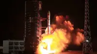 Empat satelit eksperimen teknologi baru diluncurkan menggunakan roket pengangkut Long March-2D dari Pusat Peluncuran Satelit Xichang di Provinsi Sichuan, China barat daya, pada 20 Februari 2020. (Xinhua/Jiao Huangxin)