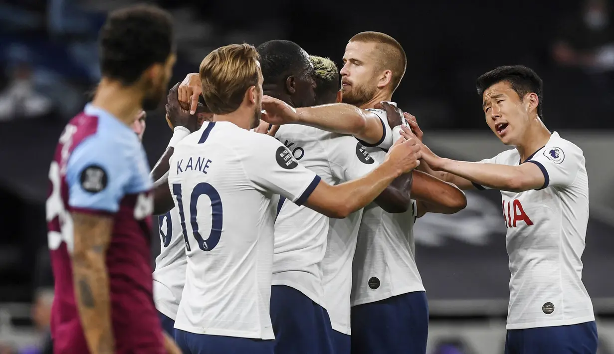 Para pemain Tottenham Hotspur merayakan gol ke gawang West Ham United pada laga Premier League di Stadion Tottenham Hotspur, Selasa (23/6/2020). Tottenham menang 2-0 atas West Ham. (AP/Neil Hall)