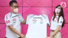 Deputy CEO Smartfren, Djoko Tata Ibrahim dan Co-Founder Genesis Dogma, Grace Blessing menunjukkan jersey terbaru yang akan dikenakan tim Genesis Dogma di Jakarta, Kamis (20/1/2022). Jersey ini menandai peresmian Smartfren sebagai sponsor utama Genesis Dogma.(Liputan6.com/HO/Agus)