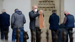 Seorang pria melipat sajadah di masjid Begova di Sarajevo, Rabu (6/5/2020). Setelah hampir dua bulan dikurung, Bosnia membuka kembali masjid-masjid untuk Umat Muslim yang merayakan bulan suci Ramadan dengan tetap mematuhi jarak sosial dan menggunakan peralatan pelindung. (AP/Kemal Softic)