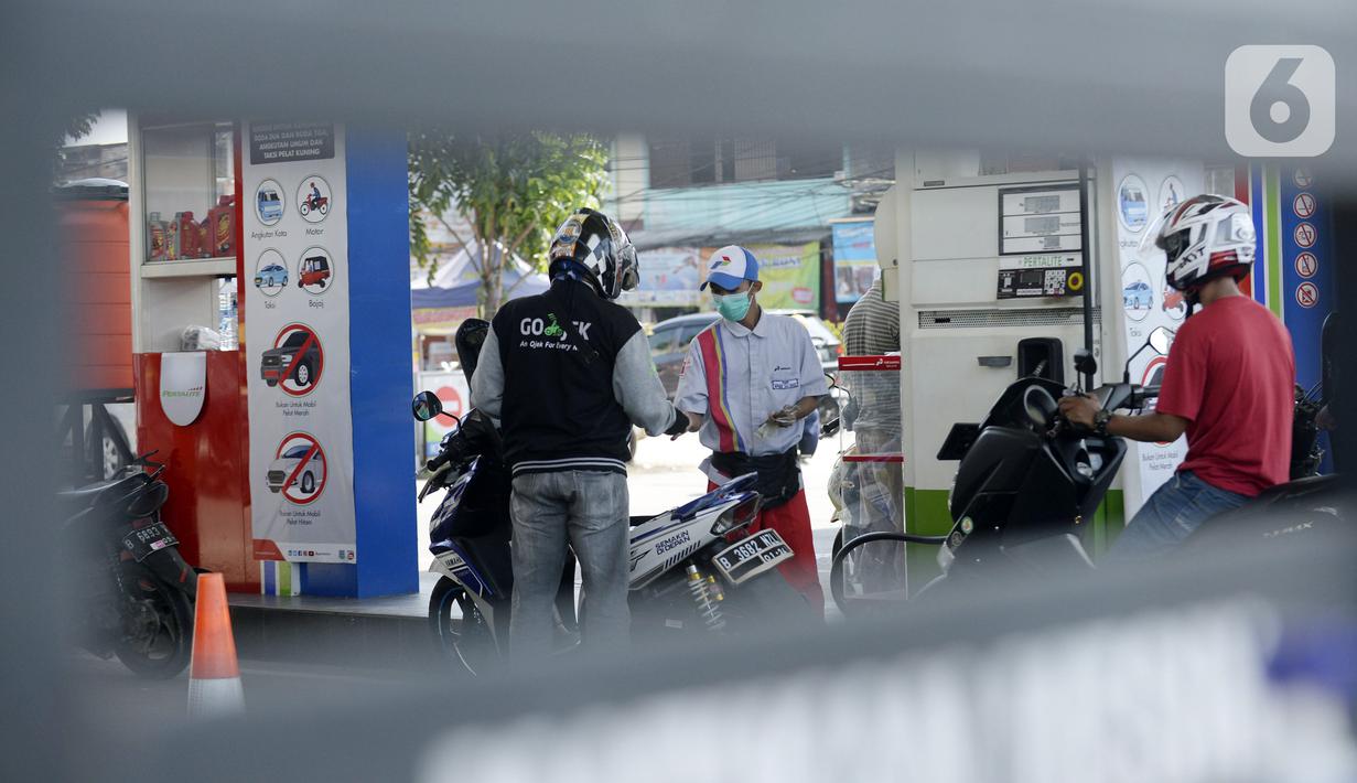 Petugas SPBU mengisi bahan bakar jenis pertalite kepada pengguna sepeda motor di Pamulang, Tangerang Seatan, Banten, Senin (21/9/2020). Pertamina memberi diskon harga BBM jenis pertalite di Tangerang Selatan dan Bali, dari Rp 7.650 menjadi Rp 6.450 per liter. (merdeka.com/Dwi Narwoko)