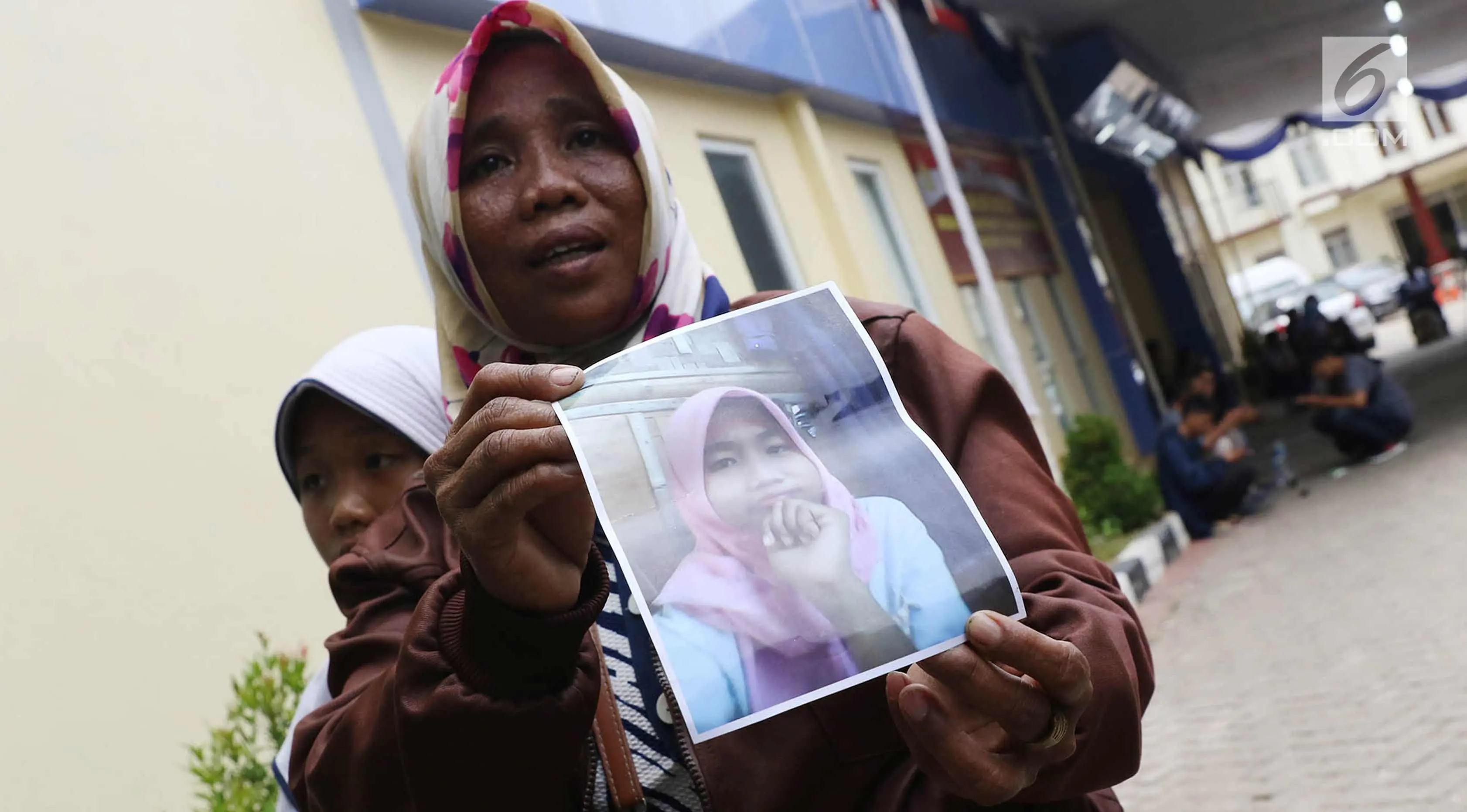 Keluarga menunjukkan foto korban kebakaran pabrik kembang api di RS Polri Sukanto Kramat Jati, Jakarta Timur, Jumat (27/10).  Keluarga yang melaporkan kehilangan sejak Kamis (26/10/2017) telah mencapai 32 orang. (/Immanuel Antonius)