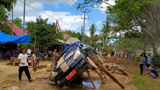 kesal jalan rusak, emak-emak di Muna mengamuk dan angkat Mobil dinas hingga nyaris terbalik.(Liputan6.com/Ahmad Akbar Fua)
