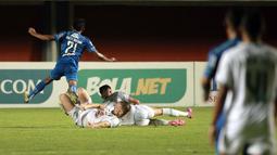 Pemain berusia 24 tahun itu benar-benar meneruskan konsistensinya dalam berperan sebagai juru gedor andalan Persib di laga kontra PSS Sleman. Dia beberapa kali melakukan tusukan dan dribble berbahaya di area pertahanan lawan. (Foto: Bola.com/Ikhwan Yanuar)