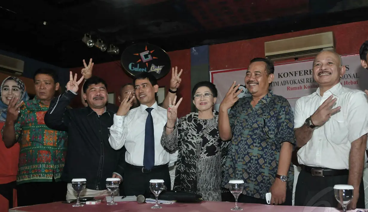 Turut hadir sejumlah narasumber dalam acara tersebut, yakni Kris Budihardjo, BRA Mooryati Soedibyo, Bagus Tatang Dewantoro, dan sejumlah tim hukum relawan, Jakarta, Selasa (5/8/14). (Liputan6.com/Johan Tallo)