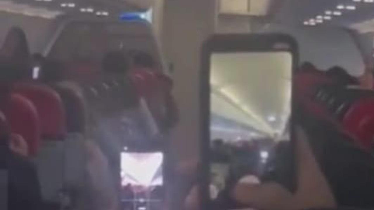 Aksi Pilot Ajak Penumpang Karoke di Pesawat Ini Viral, Warganet: Berasa Study Tour Naik Bus