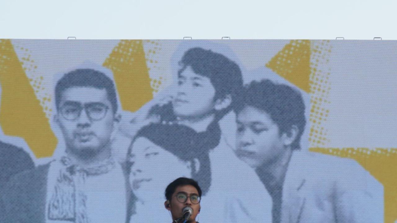 Tanpa adanya Baskara Putra, penampilan mereka sungguh memukau dan setiap ritme lagu yang dibawakan membuat penonton ikut bernyanyi.