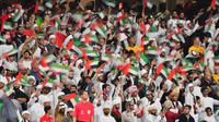 Suporter Timnas Uni Emirat Arab saat laga di Piala Asia 2019.  (AFP/Giuseppe Cacace)