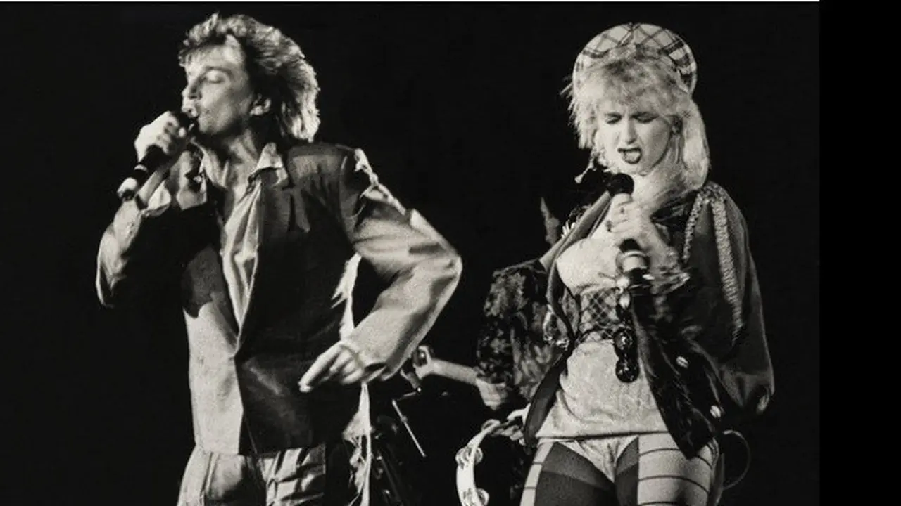 Rod Stewart dan Cyndi Lauper