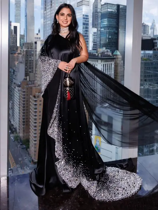 Isha Ambani pernah menghadiri Met Gala dengan sari mewah berwarna hitam. Penampilannya ini mencuri perhatian, tidak hanya karena sari sarin yang dikenakannya berwarna hitam dengan butiran kristal dan mutiara yang menghiasi keseluruhan sarinya, tapi juga tas Chanel ikonis yang dibawanya. [Foto: Instagram/thediamondtalk]