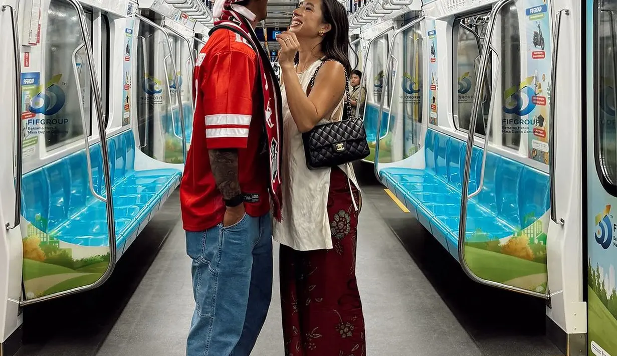 Jennifer Bachdim terlihat stylish dengan tas Chanel Flap Bag hitam favoritnya dan sneakers putih [@jenniferbachdim]