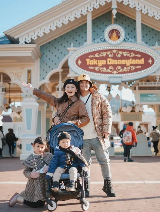 Saat pertama kali kencan kunjungi Disneyland Hongkong, kini Glenn dan Chelsea Olivia kunjungi Disneyland Tokyo. Walaupun lokasinya berbeda, namun Disneyland merupakan tempat liburan favorit pasangan yang telah berpacaran selama 8 tahun ini. Momen liburan ke Disneyland ini pun jadi momen pertama Dante, anak kedua Glenn dan Chelsea berkunjung ke Disneyland. (Liputan6.com/IG/@chelseaoliviaa)