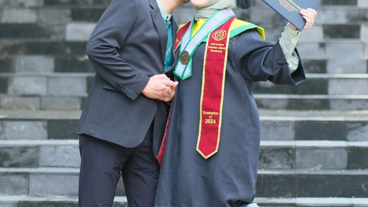 8 Potret Wisuda Astrid Gayatri Mantan Istri Ifan Seventeen, Raih Gelar Dokter Spesialis Telinga Hidung Tenggorokan & Bedah Kepala Leher