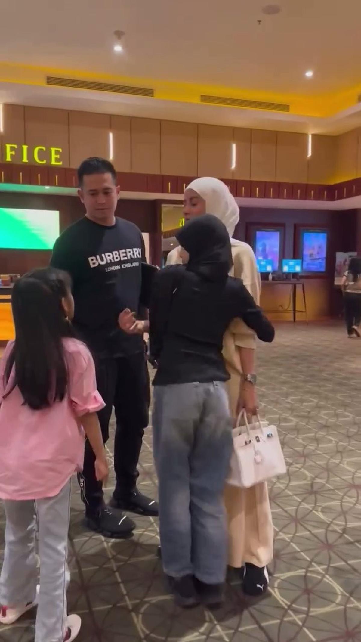 7 Potret Olla Ramlan dan Mantan Suami Nonton Bareng Bersama Anak, Tetap Akur meski Sudah Bercerai