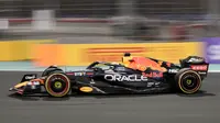 Max Verstappen berhasil menjadi jawara pada balapan F1 GP Arab Saudi di Sirkuit Jeddah Corniche pada Senin (29/3/2022). Ia memenangi duel dengan pembalap Ferrari, Charles Leclerc yang finis kedua. (AP/Hassan Ammar)