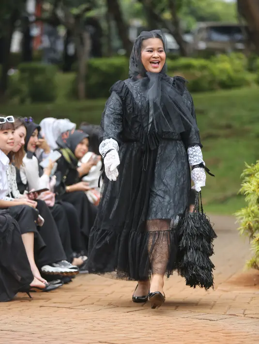 Model memamerkan busana koleksi Asmara by Barli Asmara di Taman Ayodya, Kebayoran Baru, Jakarta Selatan, pada Rabu (20/11/2019). (Adrian Putra/Fimela.com)