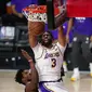 Pemain Los Angeles Lakers Anthony Davis melewati Jimmy Butler dan Jae Crowder dari Miami Heat pada Gim 6 NBA Finals di Lake Buena Vista, Florida, Senin (12/10/2020). (Foto AP / Mark J. Terrill)