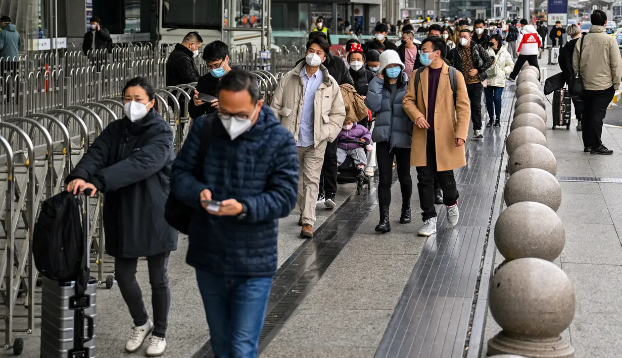 Calon penumpang tiba di Stasiun Hongqiao, Shanghai China, 11 Januari 2023. Migrasi tahunan di China dimulai dengan orang-orang kembali ke kampung halaman mereka untuk merayakan Tahun Baru Imlek. (Hector RETAMAL/AFP)