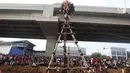 Suasana lomba panjat pinang dalam Festival Kalimalang di Cipinang Melayu, Jakarta Timur, Kamis (17/8). Festival Kalimalang ini dalam rangka memeriahkan HUT ke-72 RI. (Liputan6.com/Herman Zakharia)