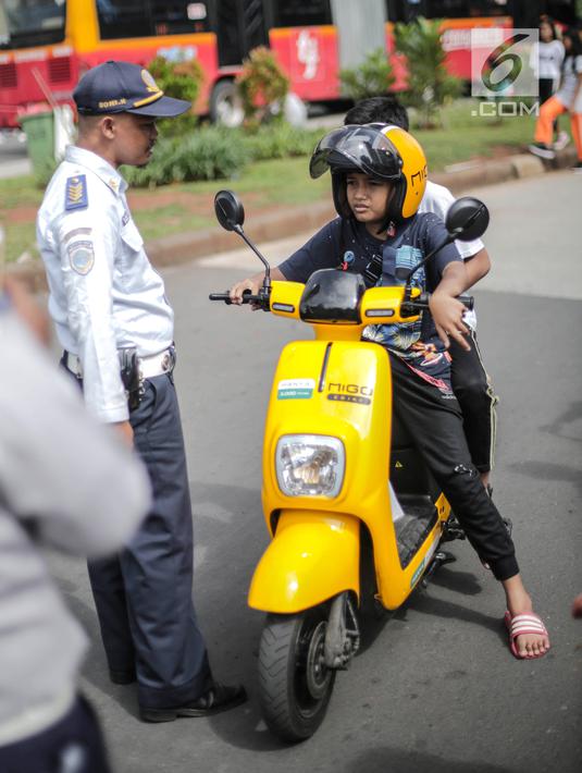 FOTO Sepeda Motor Listrik Migo  Berkeliaran di Jalan Raya 