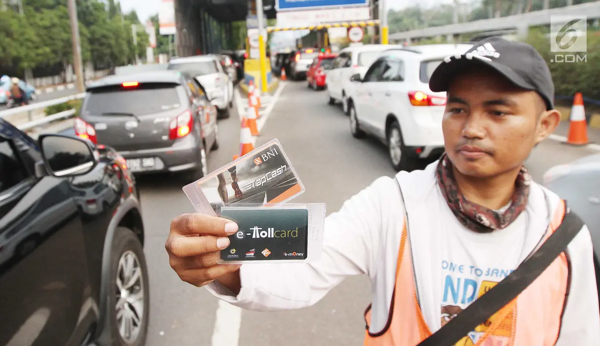 Petugas menjual kartu transaksi tol non tunai di gerbang tol Pejompongan, Jakarta, Jumat (15/9). PT Jasa Marga mulai menerapkan sistem transaksi pembayaran tol non tunai di seluruh Gerbang Tol Cawang-Tomang-Pluit dan Sedyatmo. (Liputan6.com/Angga Yuniar)