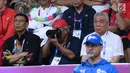 Menteri PUPR, Basuki Hadimuljono(tengah) mengabadikan momen saat laga semifinal bulu tangkis beregu putra Asian Games 2018, Indonesia melawan Jepang di Jakarta, Selasa (21/8). Indonesia unggul dan lolos ke final. (Liputan6.com/Helmi Fithriansyah)