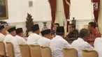 Presiden Joko Widodo, Kepala Staf Kepresidenan Moeldoko dan Menteri Pertanian Amran Sulaiman berdialog dengan Dewan Pimpinan Pusat Asosiasi Petani Tebu Rakyat Indonesia (DPP APTRI) di Istana Negara, Jakarta, Selasa (5/3). (Liputan6.com/Angga Yuniar)