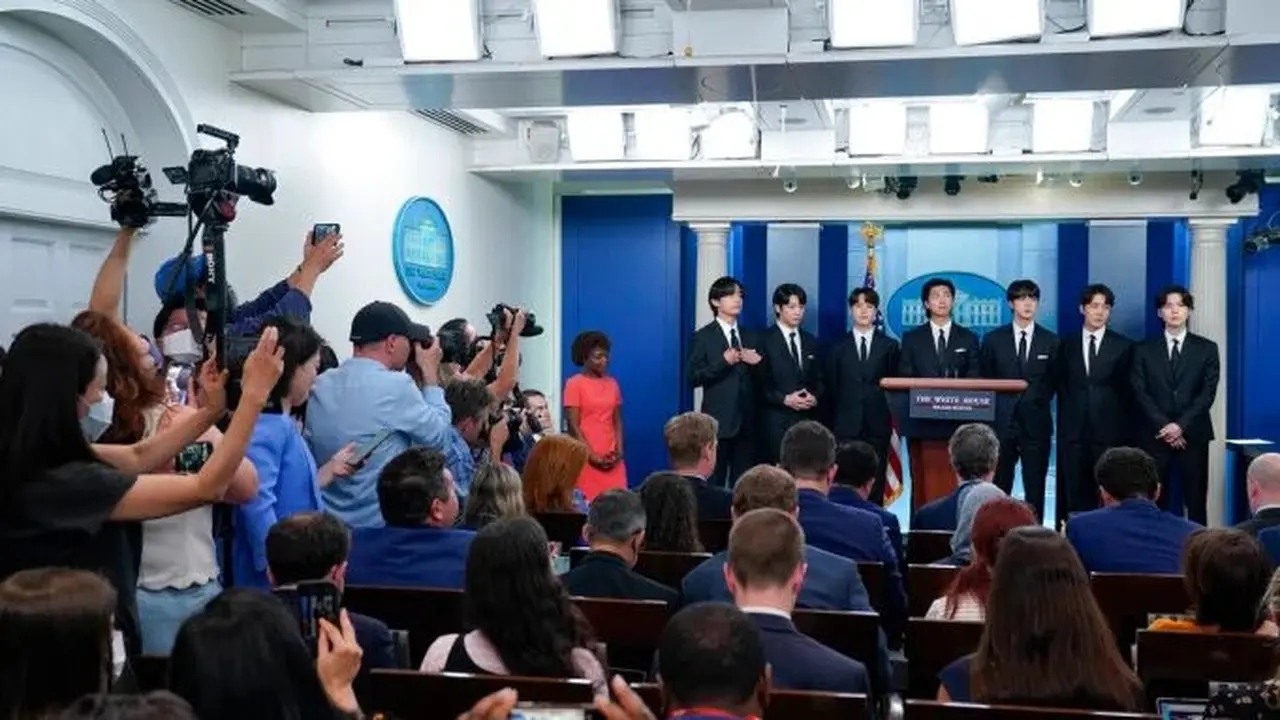Anggota grup K-pop, BTS bergabung dengan sekretaris pers Gedung Putih Karine Jean-Pierre selama pengarahan harian di Gedung Putih. (Foto AP/Evan Vucci)