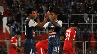 Dedik Setiawan dan Ridwan Tawainella melakukan selebrasi saat melawan PSBK di Stadion Supriyadi, Blitar, Rabu (9/5/2018). (Bola.com/Iwan Setiawan)