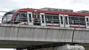 Petugas berada dekat rangkaian LRT Jabodebek saat uji beban di Jembatan Bentang Panjang kawasan Kuningan-Jalan Gatot Subroto, Jakarta Selatan, Kamis (24/2/2022). Jembatan sepanjang 148 meter tersebut diklaim sebagai yang terpanjang di dunia. (merdeka.com/Iqbal S. Nugroho)
