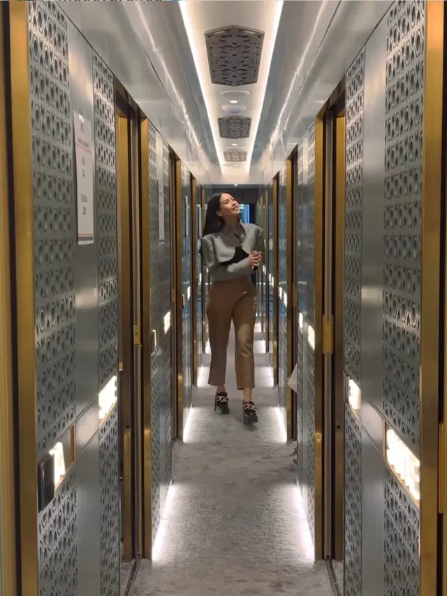 Maudy Ayunda Naik Kereta Suite Class Kompartemen