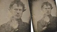Selfie bersejarah lainnya diambil oleh Joseph Byron pada tahun 1909, pemilik studio foto Bryon Company di New York.