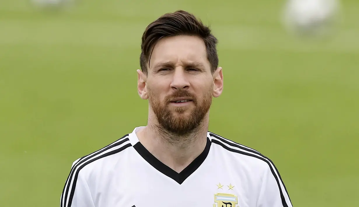 Striker Argentina, Lionel Messi, saat latihan jelang laga Piala Dunia 2018 di Bronnitsy, Rusia, Rabu (13/6/2018). Lionel Messi menjadi tumpuan Timnas Argentina untuk menjuarai Piala Dunia 2018. (AFP/Juan Mabromata)