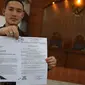 Tim pengacara mantan anggota Komisi II DPR, Miryam S Haryani menunjukkan surat panggilan sidang permohonan praperadilan untuk KPK di PN Jakarta Selatan, Senin (8/5). Sidang perdana praperadilan Miryam ditunda pekan depan. (Liputan6.com/Immanuel Antonius)