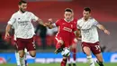 Gelandang Arsenal, Granit Xhaka, berebut bola dengan penyerang Liverpool, Diogo Jota, pada laga Piala Liga Inggris di Stadion Anfield, Jumat (2/10/2020) dini hari WIB. Arsenal menang 5-4 atas Liverpool lewat adu penalti. (AFP/Laurence Griffiths)