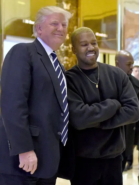 Pertemuan yang dilakukan Kanye dan Trump pada Selasa (13/12) lalu, kabarnya bersifat tertutup. Meski begitu, Kanye menceritakan pertemuannya itu lewat tulisan di akun Twitternya. (AFP/Bintang.com)